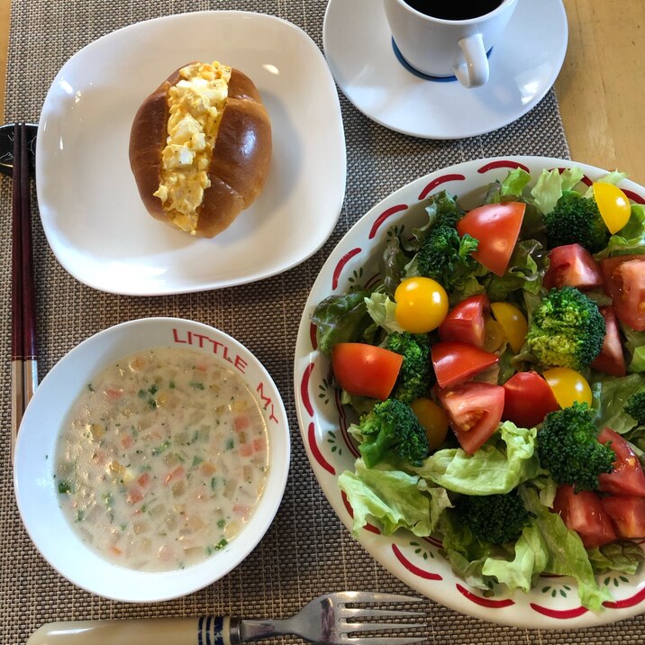 休日の朝に。卵サンド、具沢山チャウダー